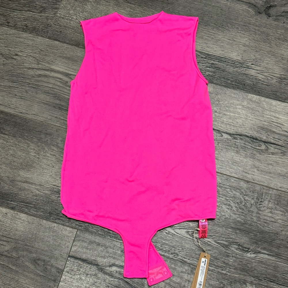SKIMS ESSENTIAL CREW NECK SLEEVELESS BODYSUIT - PINK HIGHLIGHTER - S/M